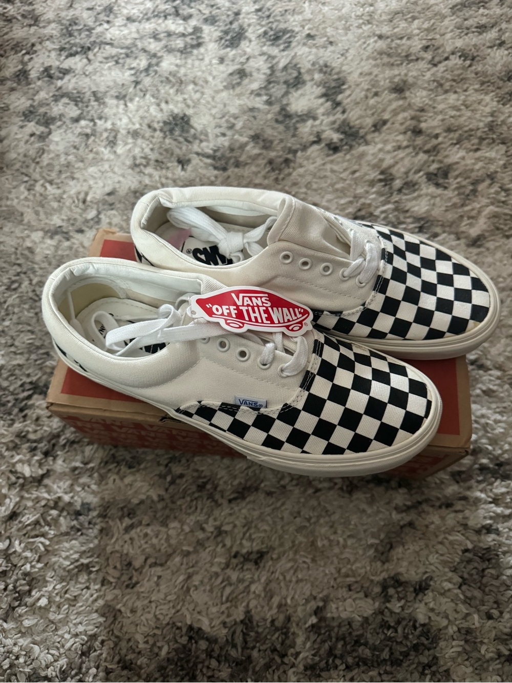 Vans men’s Checkerboard Low-Top Sneakers in Black and White - Picture 2 of 6